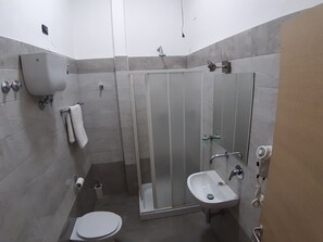 Een douche, een haardroger, handdoeken