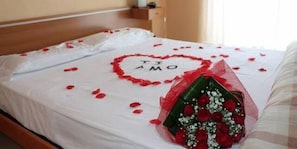 In-room safe, desk, WiFi, bed sheets - Hotel Viola (Naples)
