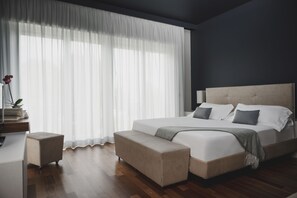 Comfort Room | Cadar kapas Mesir, bar mini, peti besi dalam bilik, meja 