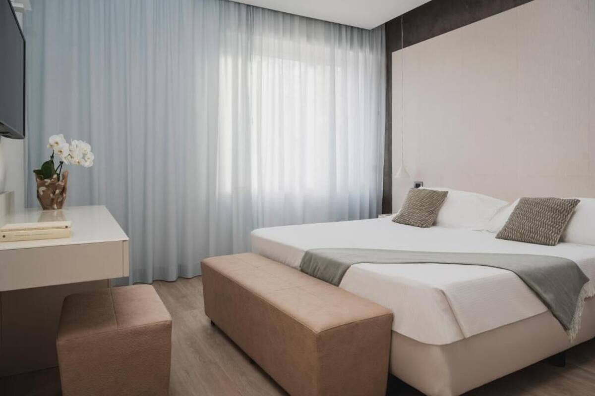 Egyptian cotton sheets, minibar, in-room safe, desk