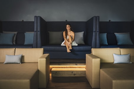 Salas de tratamiento para parejas, sauna y tina de hidromasaje