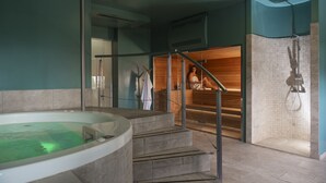 A spa area with a hot tub, a wooden sauna, and a shower. - The Regent Boutique Hotel & SPA  (Borgo Maggiore)