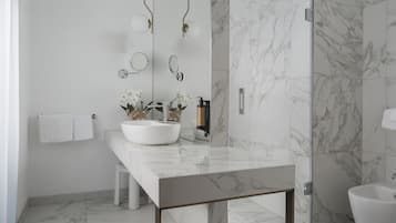Kostenlose Toilettenartikel, Haartrockner, Bademäntel, Hausschuhe