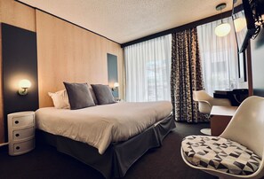 Roupas de cama premium, cofres nos quartos, escrivaninha