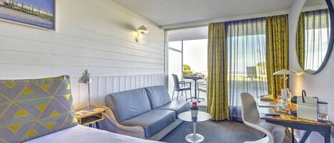 Habitación doble superior, Terraza, vista al mar | Ropa de cama de alta calidad y caja de seguridad en la habitación