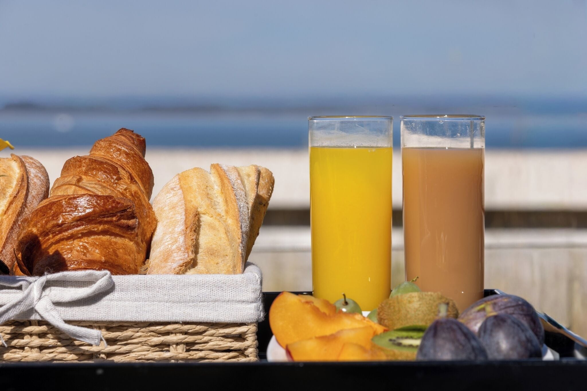 Chambre avec lits jumeaux, terrasse, vue mer | Literie de qualité supérieure, coffres-forts dans les chambres, bureau