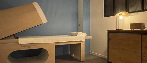 Ein Schlafzimmer mit Etagenbett, Schreibtisch, Lampe und Schrank.