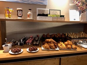 Café da manhã feito na hora todos os dias mediante uma taxa