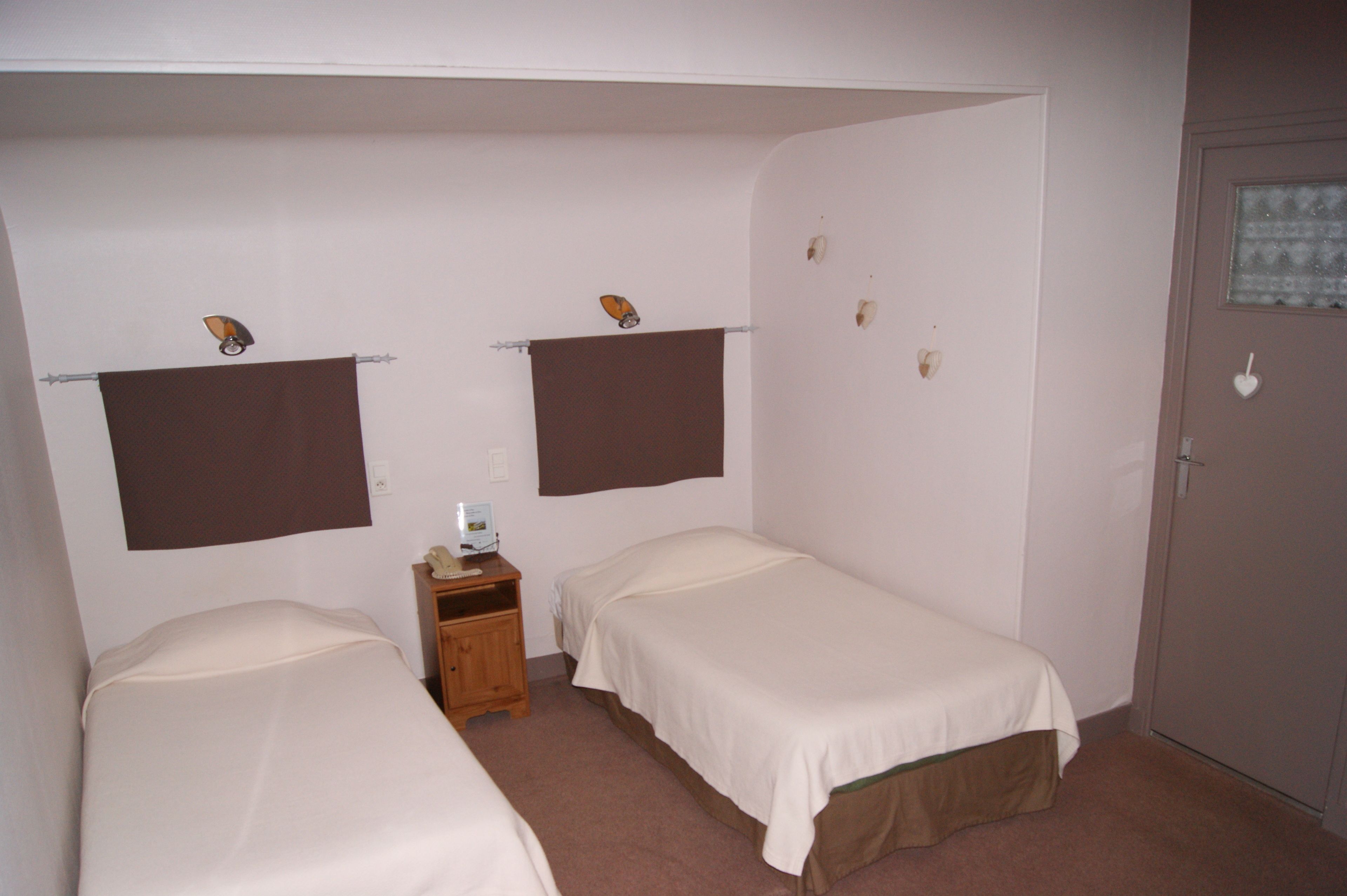 standard room, 2 single beds | 1 bedroom, desk, soundproofing, free wifi