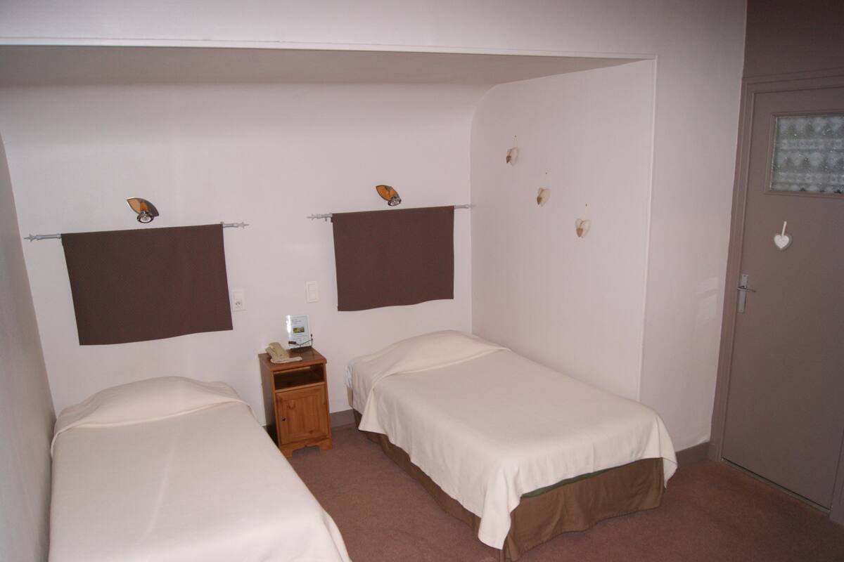 standard room, 2 single beds | 1 bedroom, desk, soundproofing, free wifi