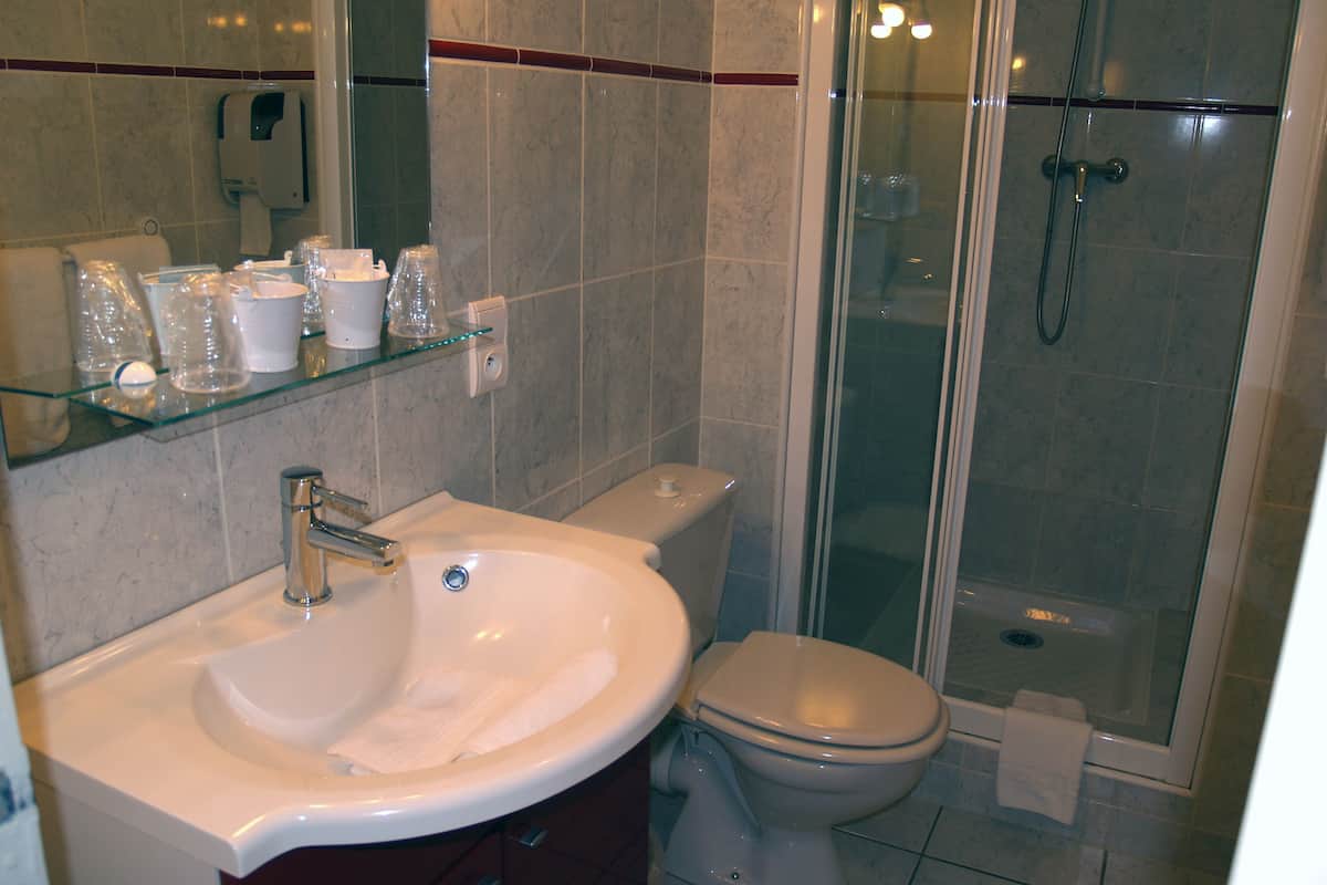 double room | bathroom | free toiletries, hair dryer, towels