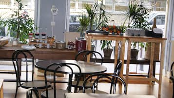 Bữa sáng buffet hàng ngày (8.50 EUR/mỗi người)
