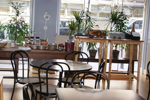 بوفيه فطور يوميًا بتكلفة قدرها (8.50 EUR للشخص)