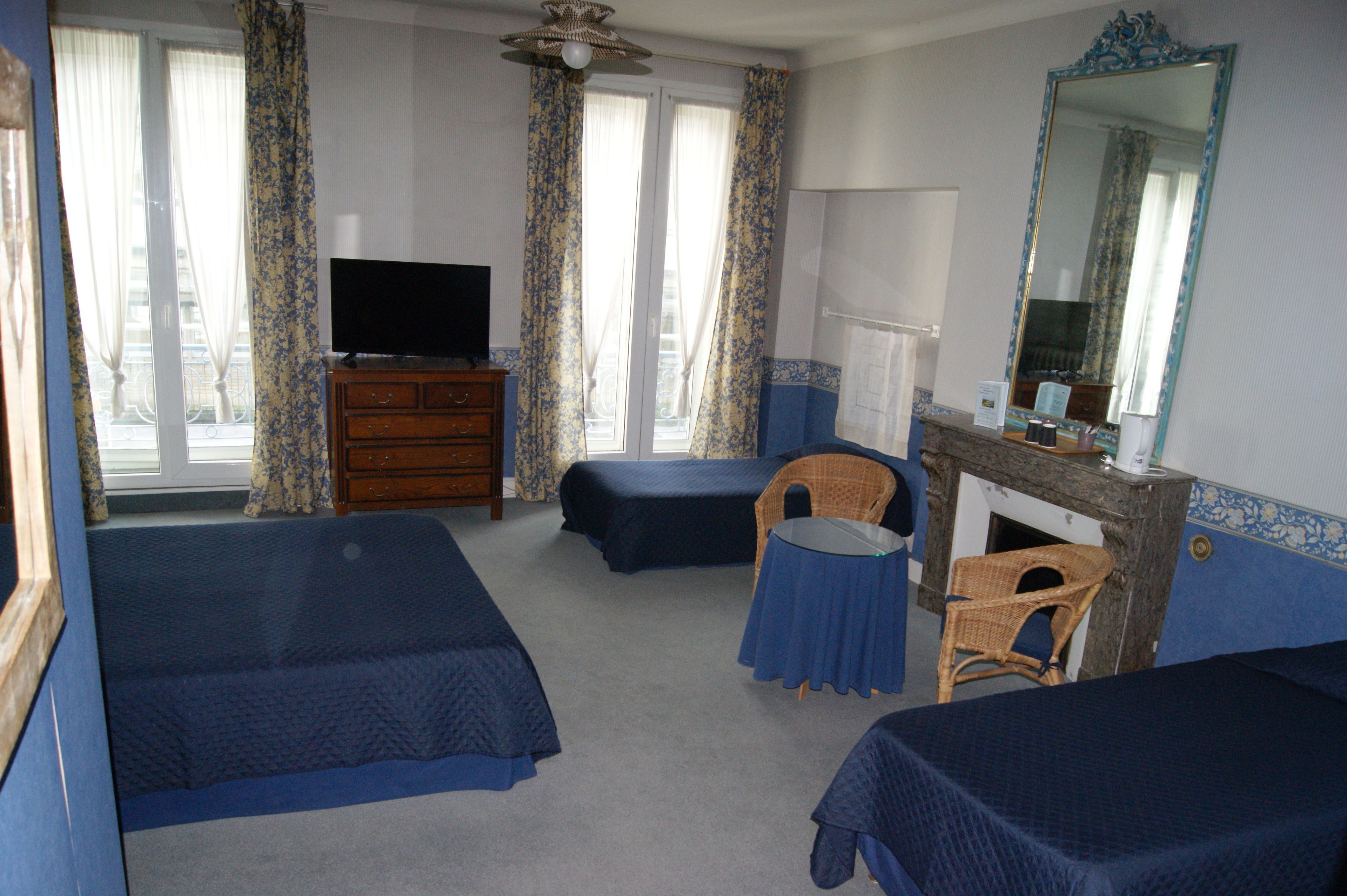 standard room, 2 single beds | 1 bedroom, desk, soundproofing, free wifi