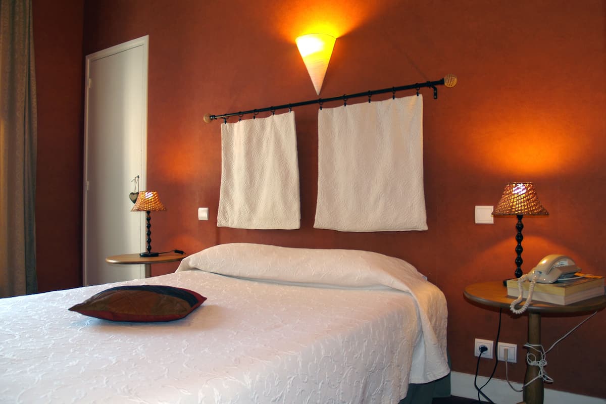 1 bedroom, desk, soundproofing, free wifi