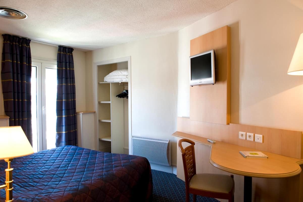 in-room safe, desk, blackout curtains, soundproofing