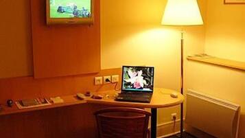 Télévision à écran plat de 62 cm avec chaßnes numériques, télévision