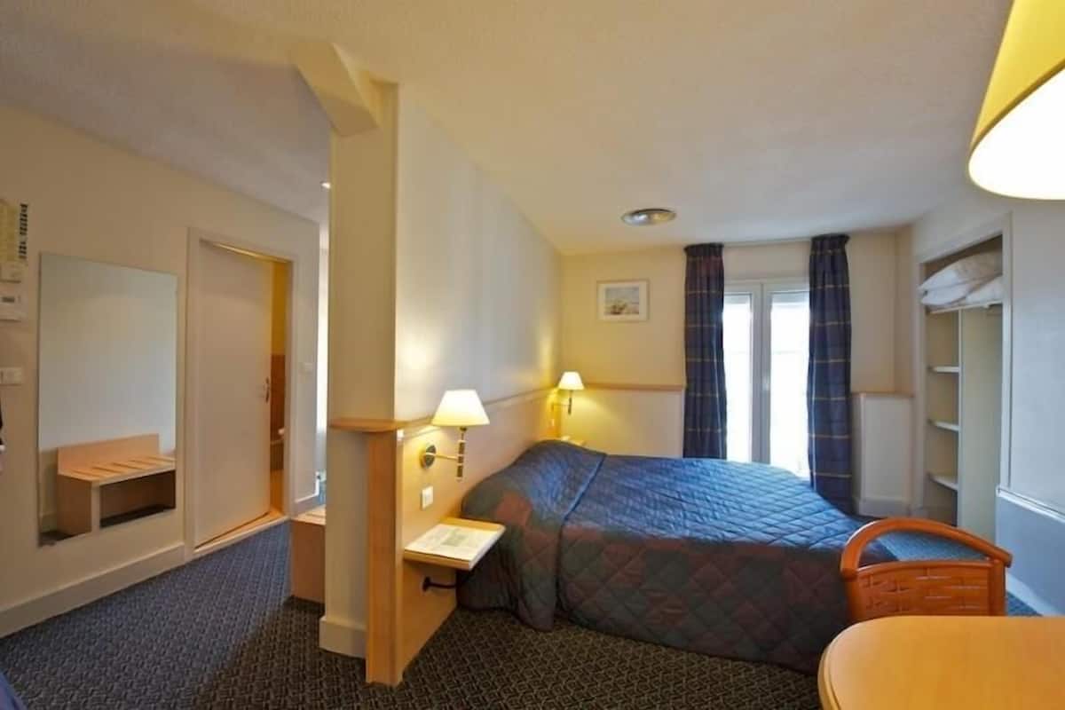 triple room | in-room safe, desk, blackout curtains, soundproofing