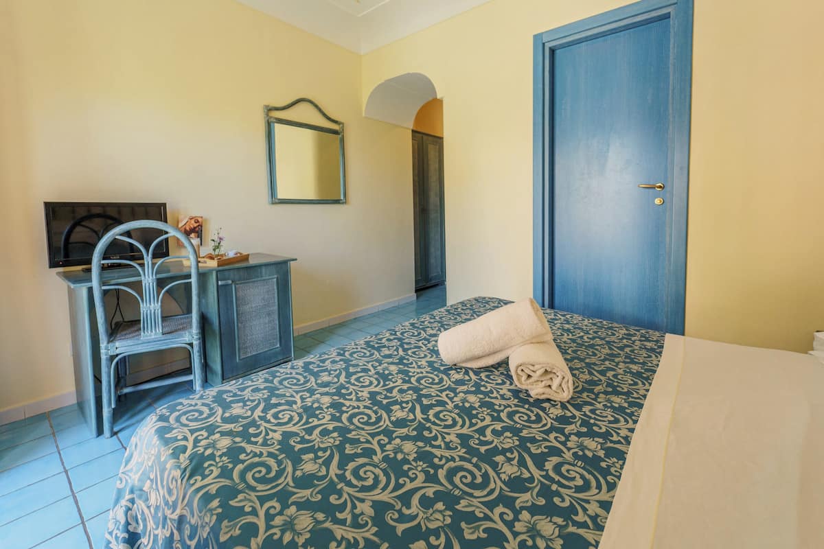 Klassieke kamer, 1 twee- of 2 eenpersoonsbedden | 1 slaapkamer, een bureau, beddengoed