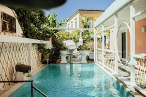 Una piscina techada, una piscina al aire libre