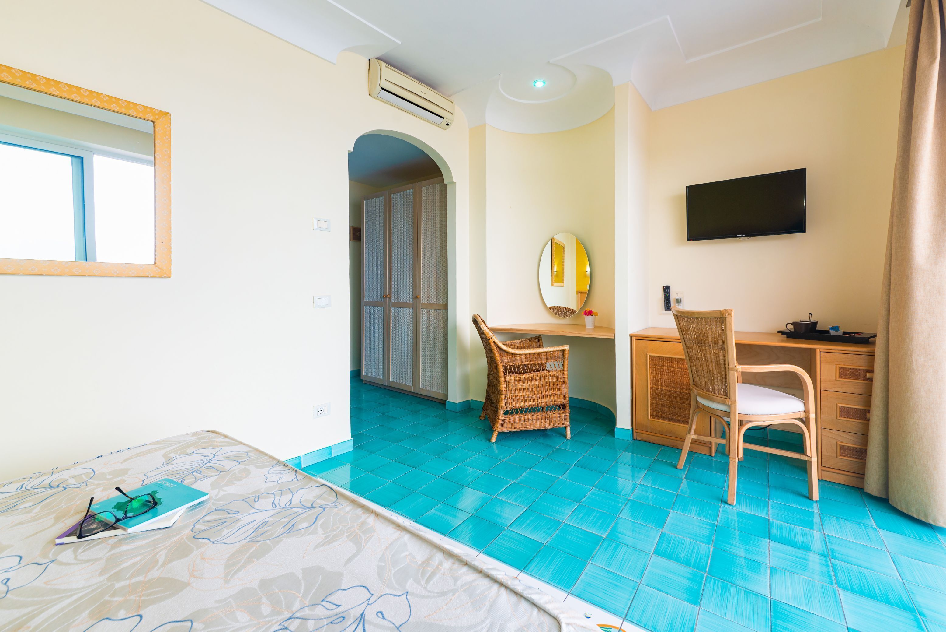 deluxe double room | 1 bedroom, desk, bed sheets