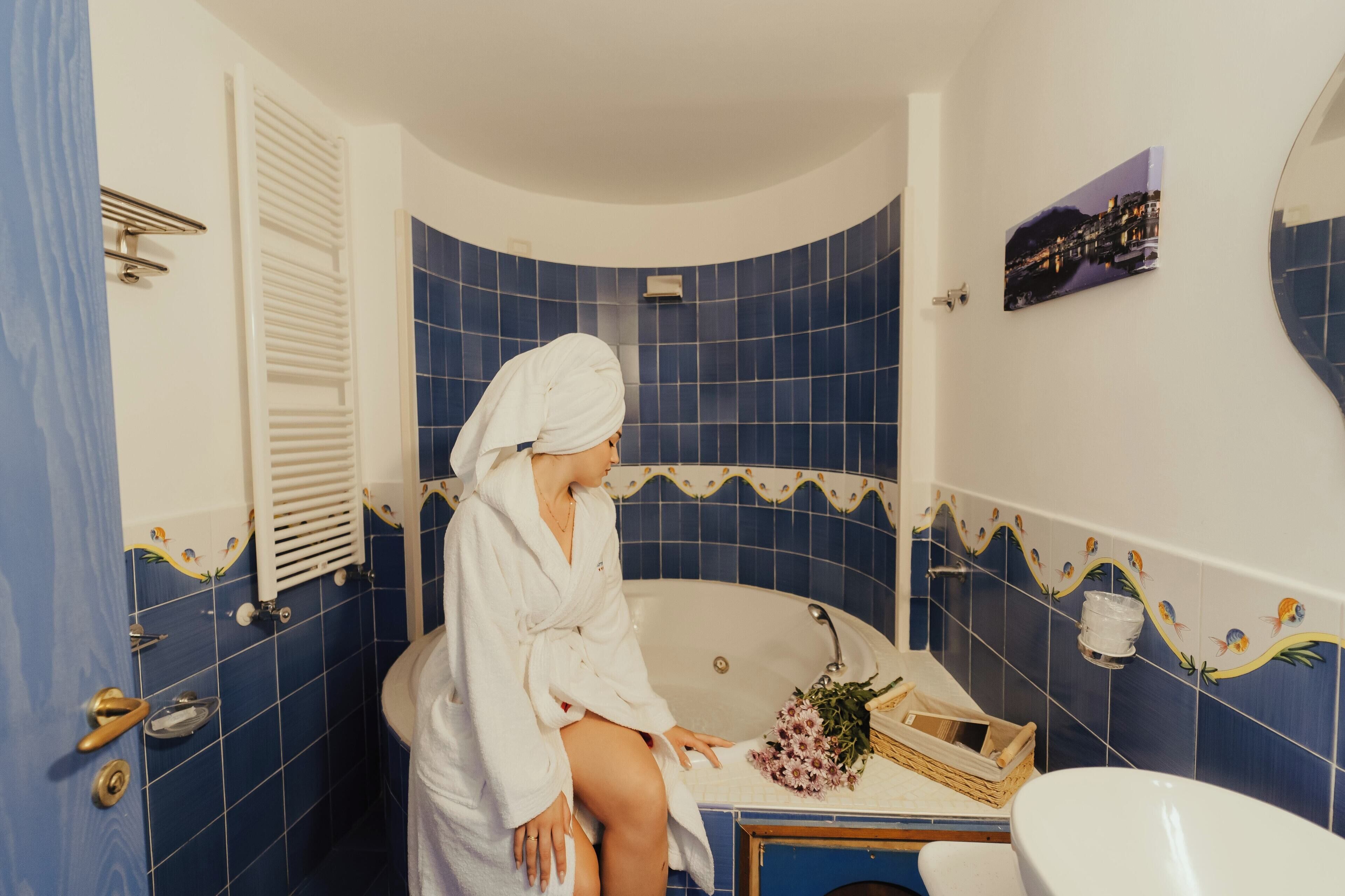 deluxe double room | bathroom | shower, rainfall showerhead, free toiletries, hair dryer