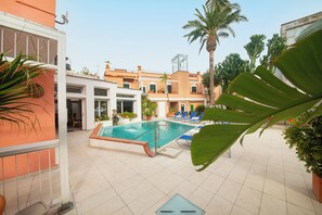 Piscine intérieure, piscine extérieure