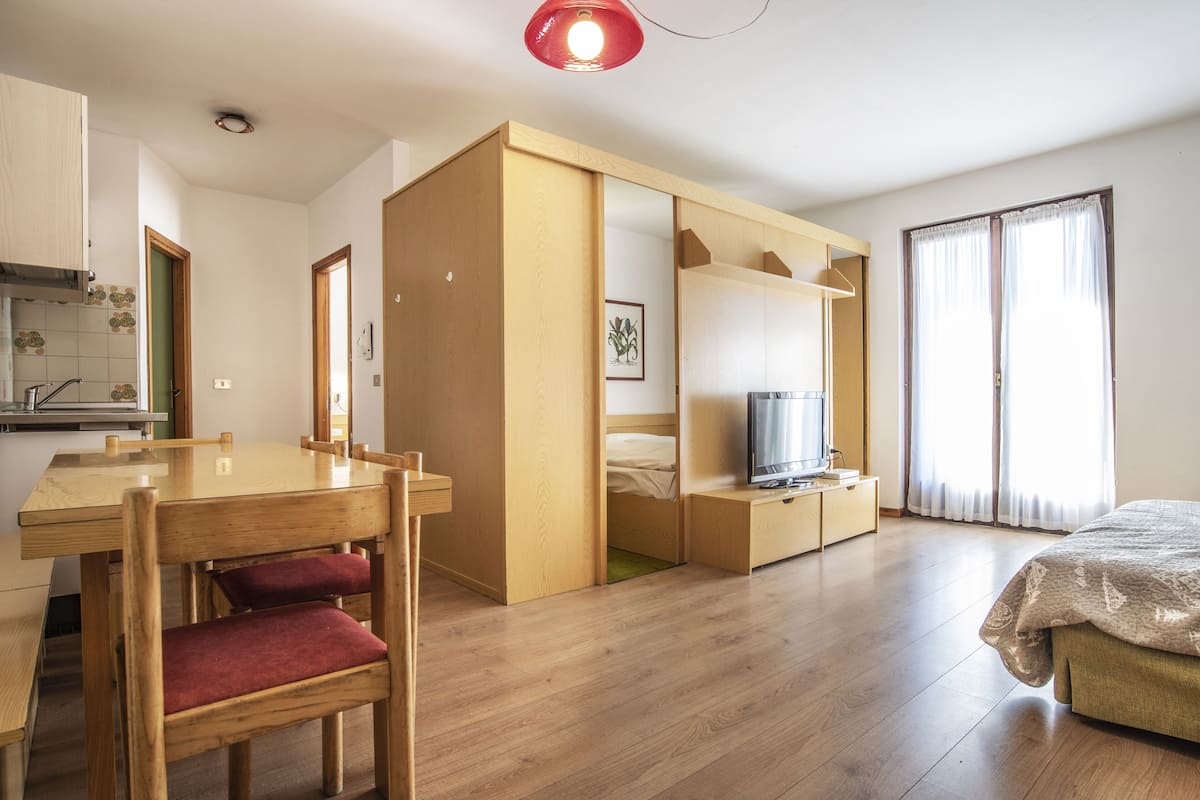 Apartamento Confort, 1 habitación | Zona de estar | Una televisión de pantalla plana
