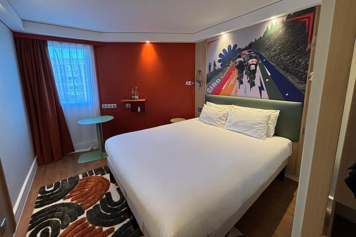 Sengetøy av topp kvalitet, safe på rommet og skrivebord