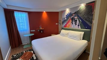 Premium bedding, in-room safe, desk, blackout drapes