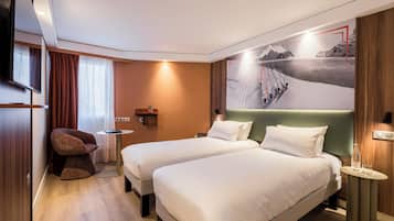 Hochwertige Bettwaren, Zimmersafe, Schreibtisch, Verdunkelungsvorhänge