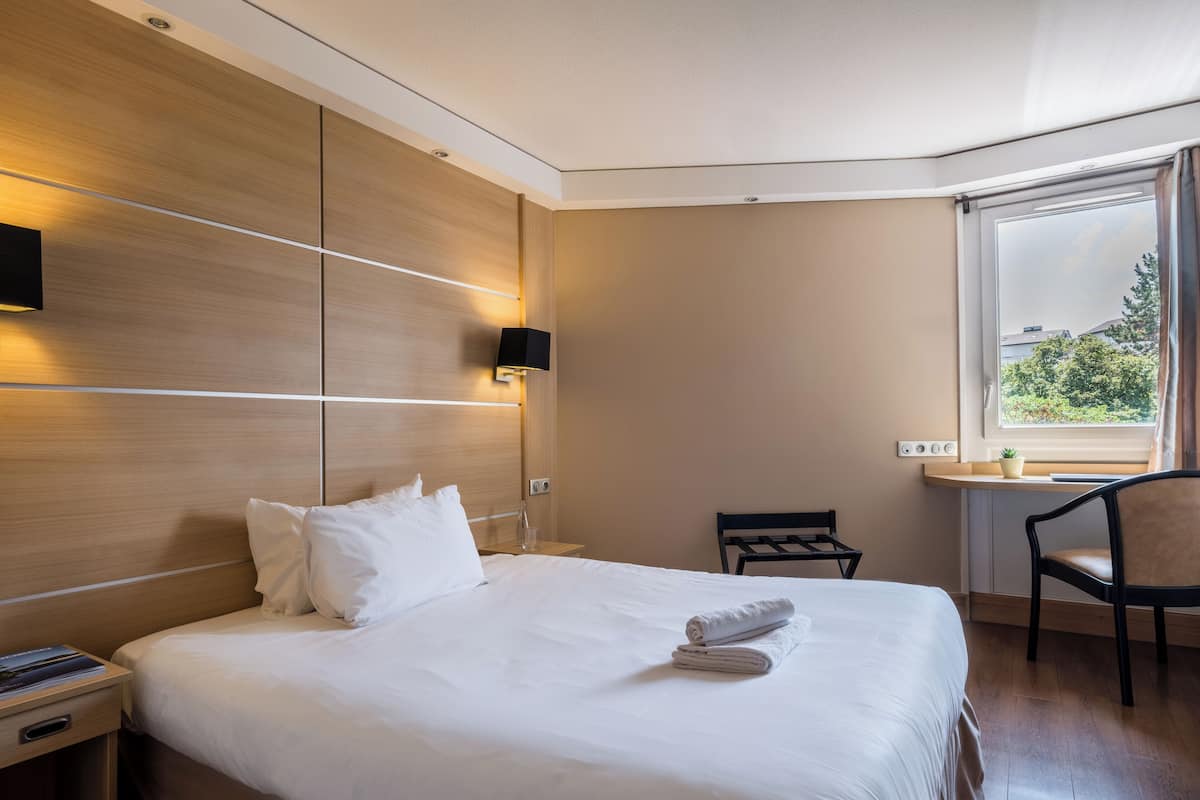 Single Room | Premium bedding, in-room safe, desk, blackout drapes