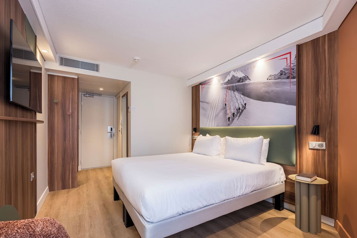 Premium bedding, in-room safe, desk, blackout drapes