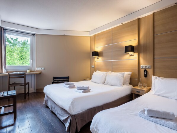 Triple Room | Premium bedding, in-room safe, desk, blackout drapes - Hotel Novel Restaurant La Mamma (Annecy)