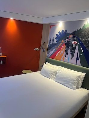 Ropa de cama de alta calidad, caja fuerte, escritorio y cortinas opacas