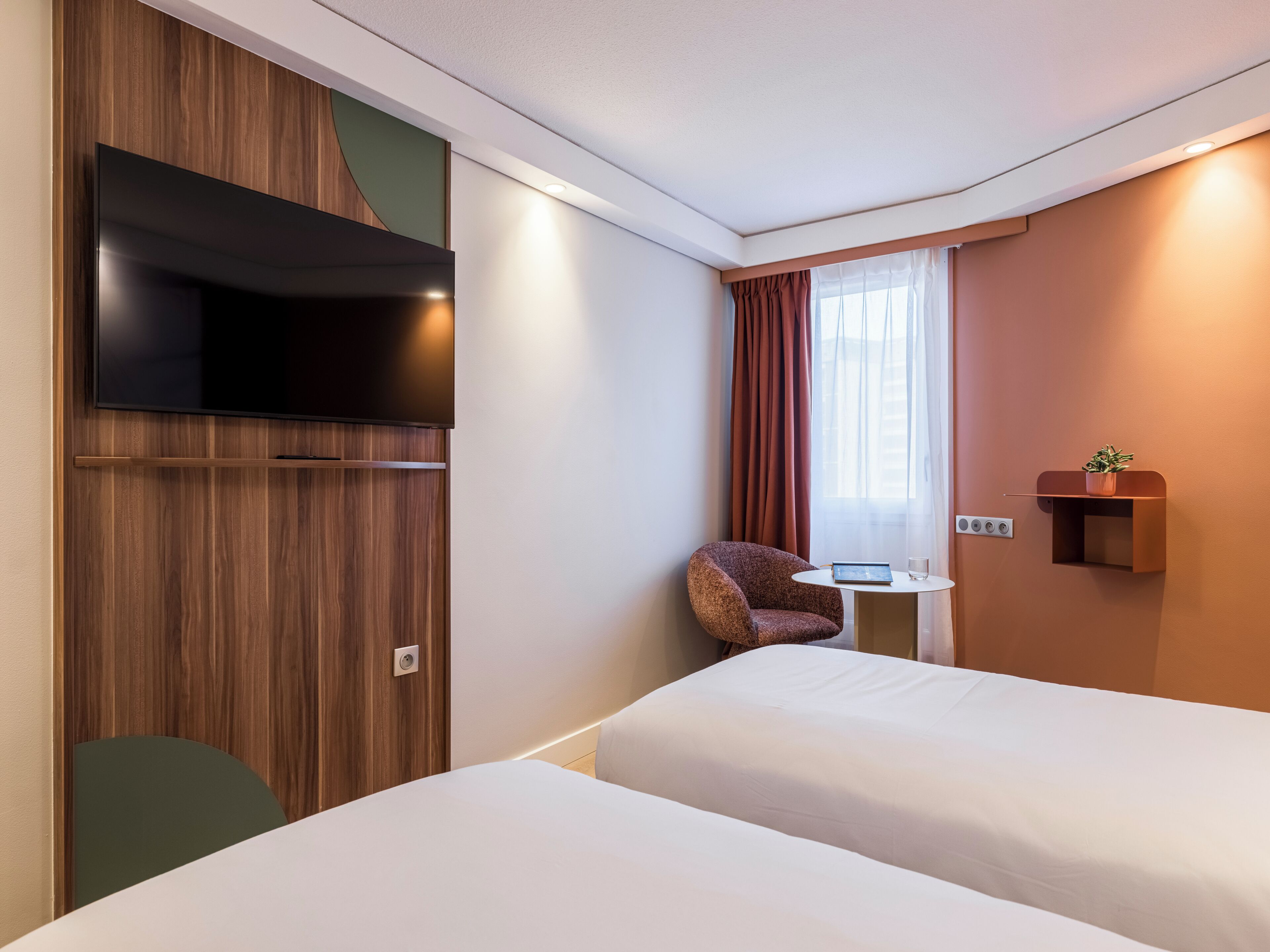 Roupas de cama premium, cofres nos quartos, escrivaninha