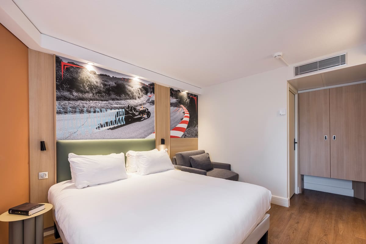 Triple Room | Premium bedding, in-room safe, desk, blackout drapes