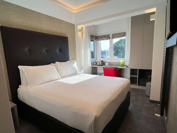 Business Room, 1 Queen Bed, Non Smoking