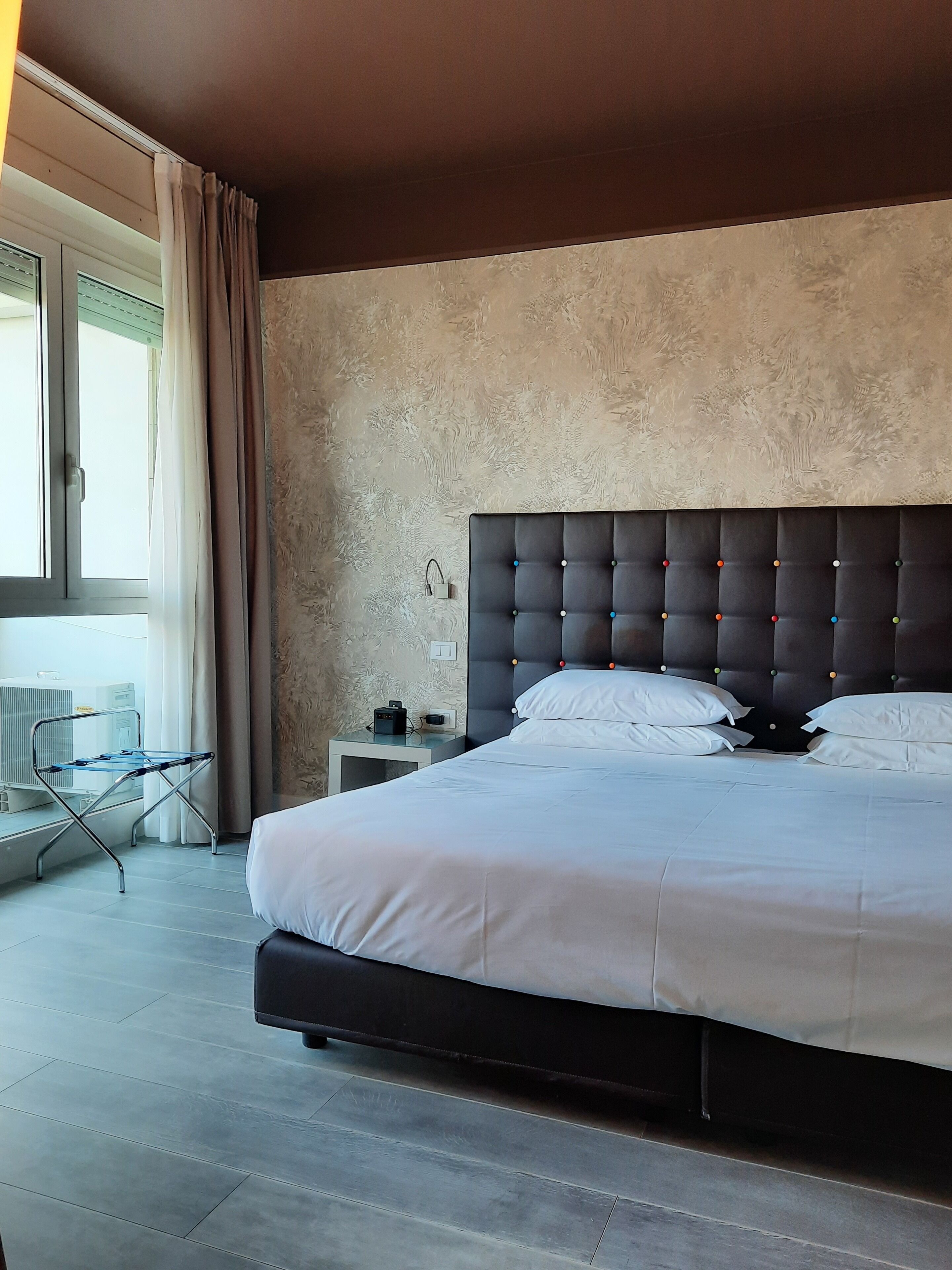 egyptian cotton sheets, minibar, in-room safe, desk