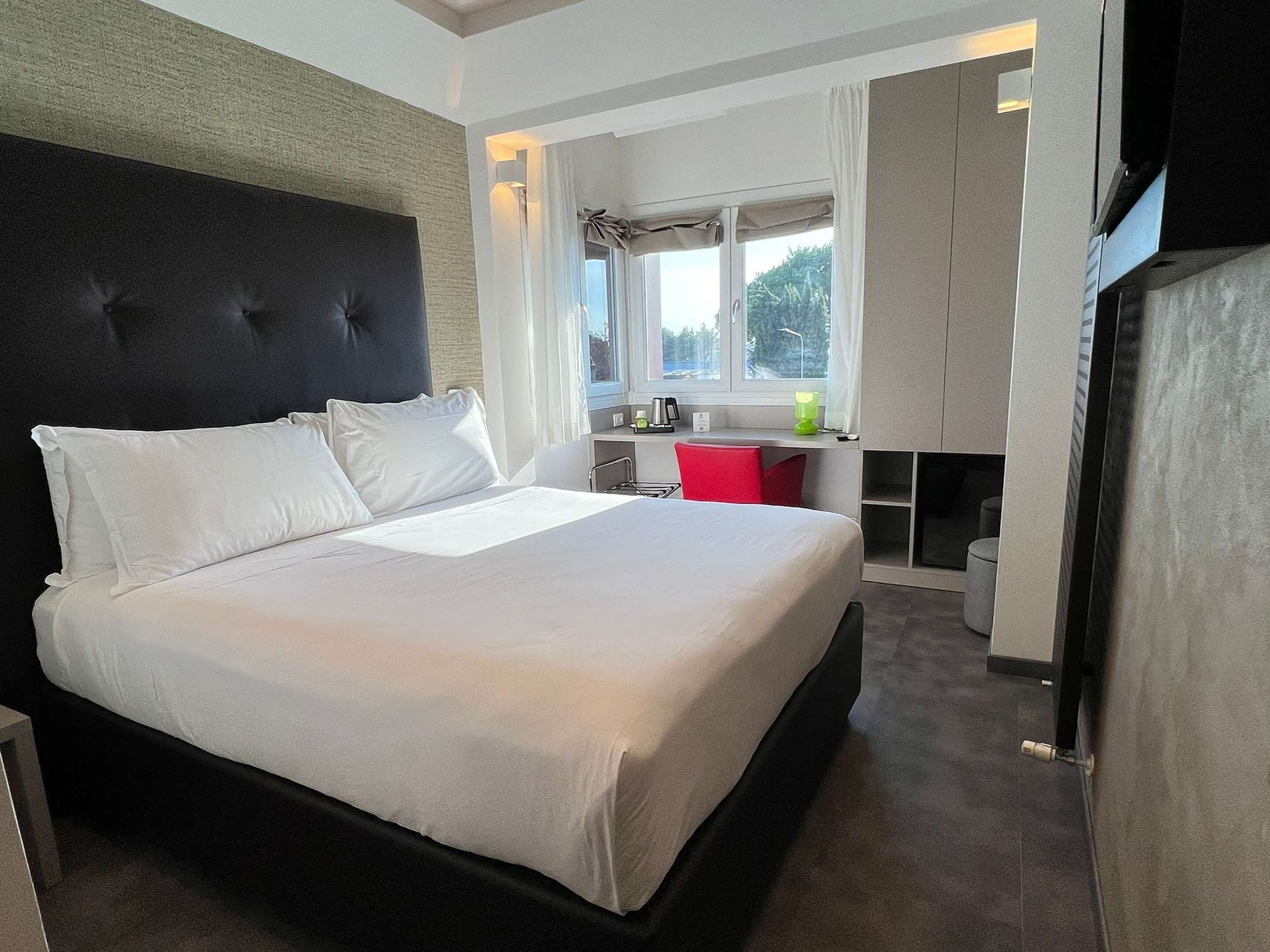 business room, 1 queen bed, non smoking | egyptian cotton sheets, minibar, in-room safe, desk