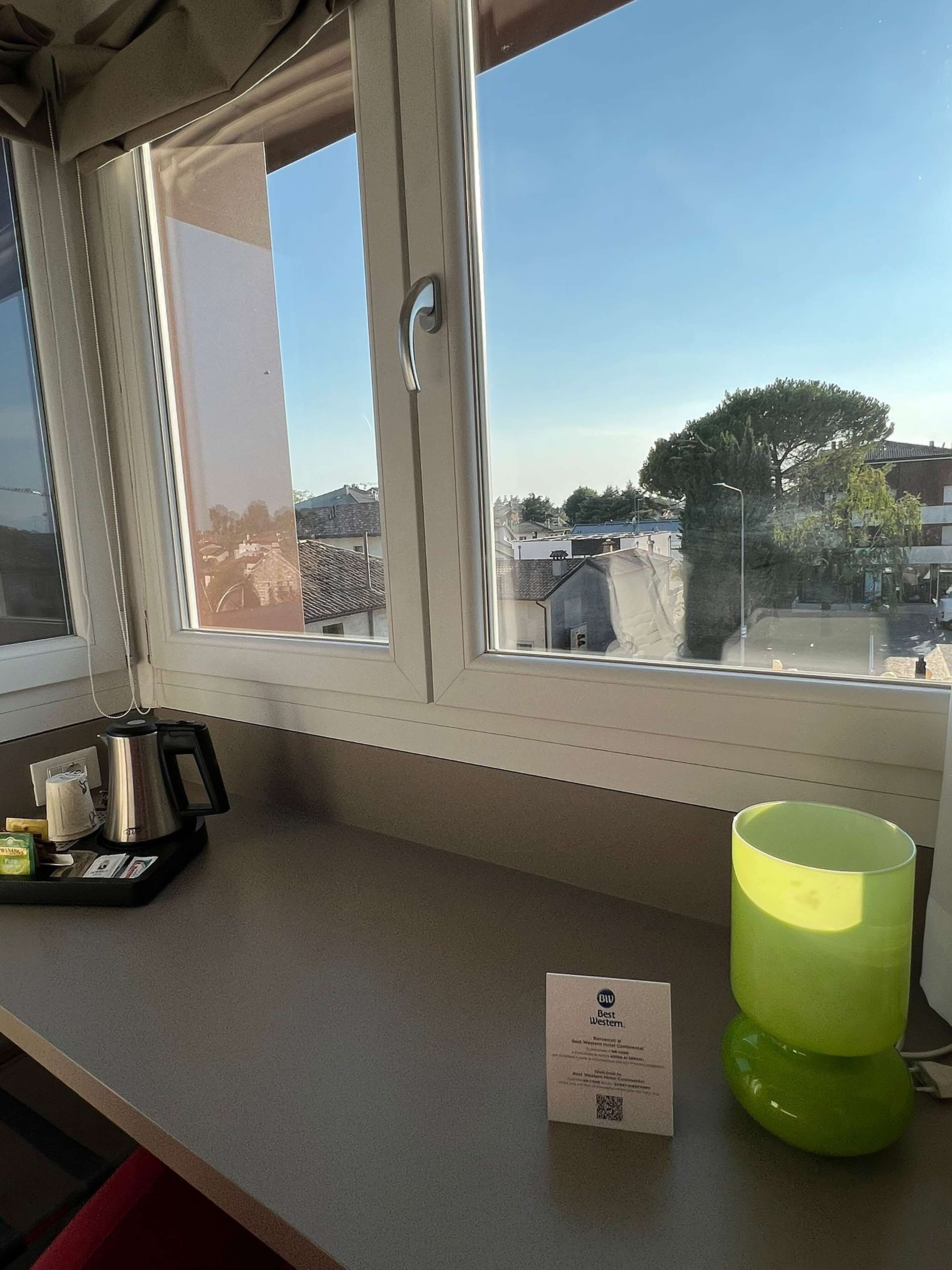 business room, 1 queen bed, non smoking | room amenity