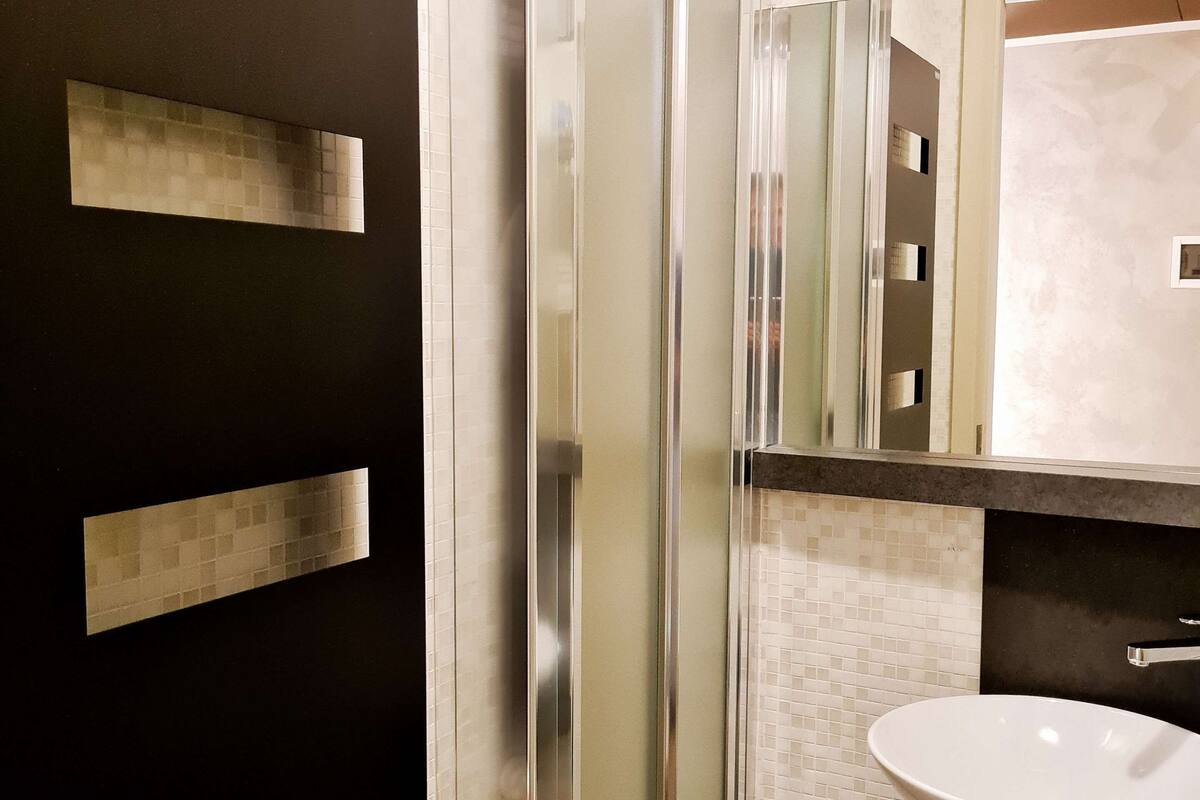 shower, rainfall showerhead, free toiletries, hair dryer