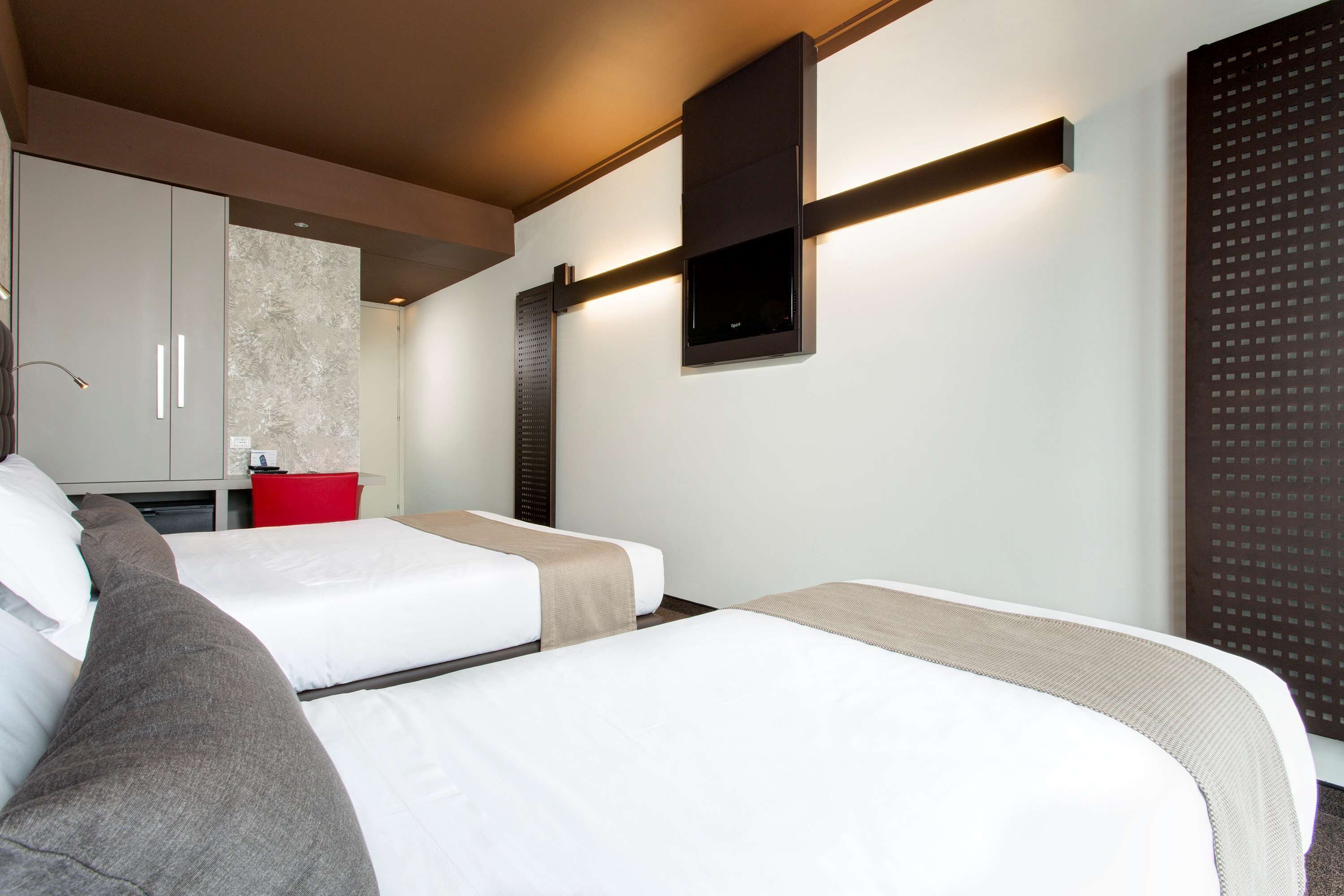 egyptian cotton sheets, minibar, in-room safe, desk