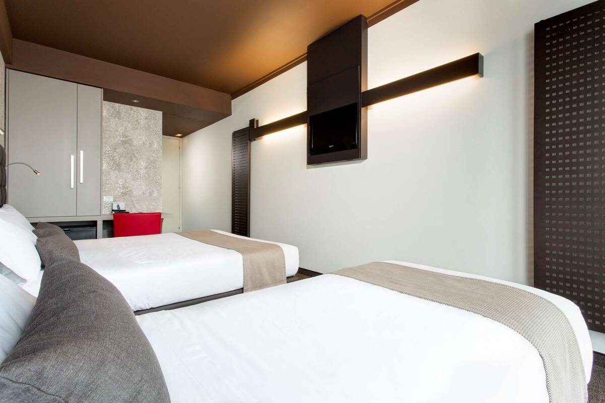 egyptian cotton sheets, minibar, in-room safe, desk