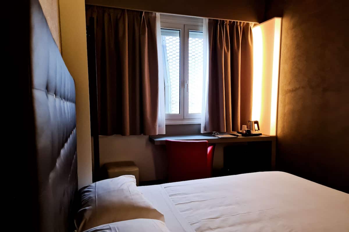 Economy-Zimmer, 1 Doppelbett, Nichtraucher (Small Room) | Bettwäsche aus ägyptischer Baumwolle, Minibar, Zimmersafe, Schreibtisch