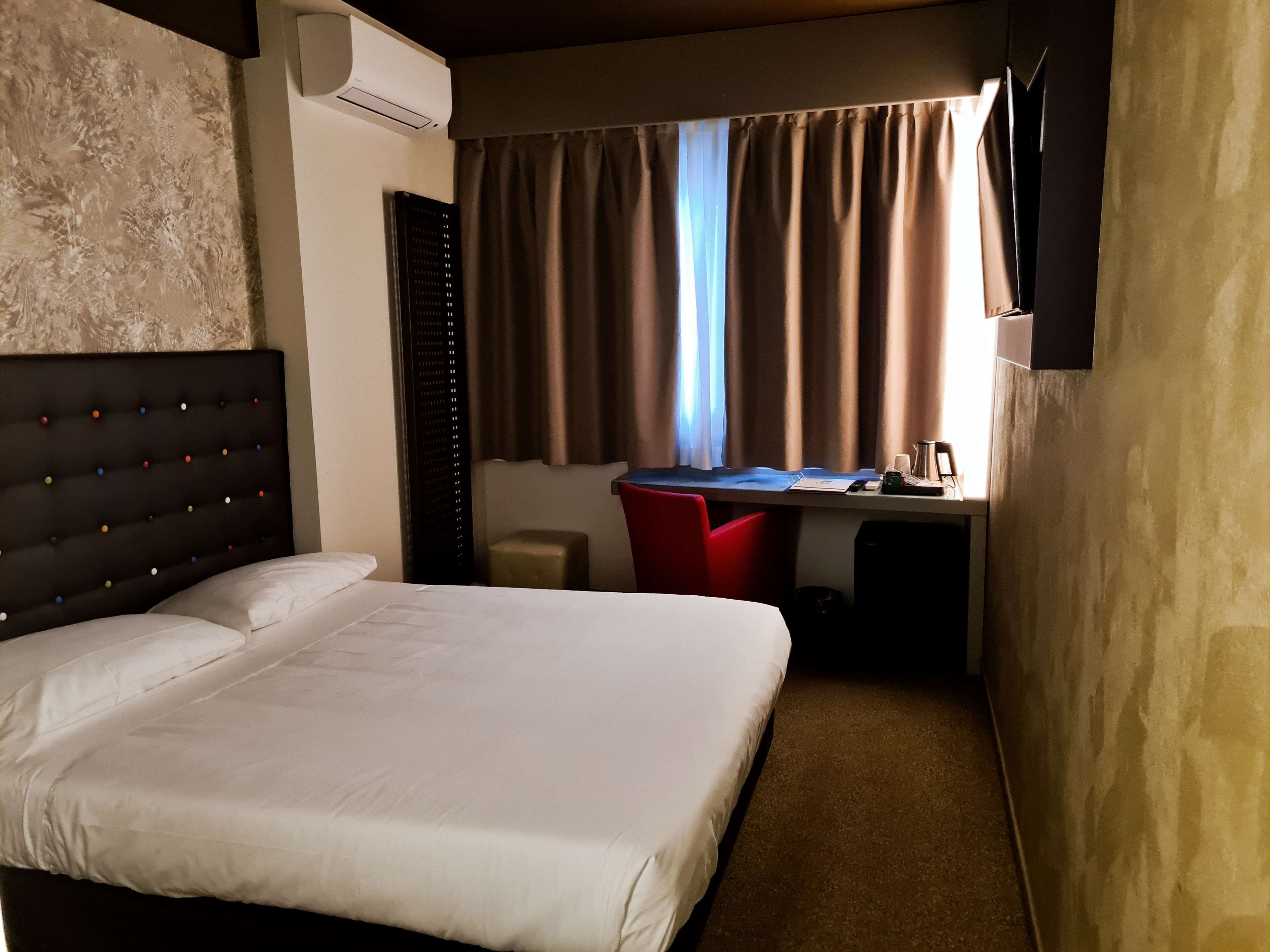 economy room, 1 double bed, non smoking (small room) | egyptian cotton sheets, minibar, in-room safe, desk