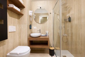 Habitación Business, 1 cama de matrimonio, no fumadores | Baño | Ducha y cabezal de ducha tipo lluvia