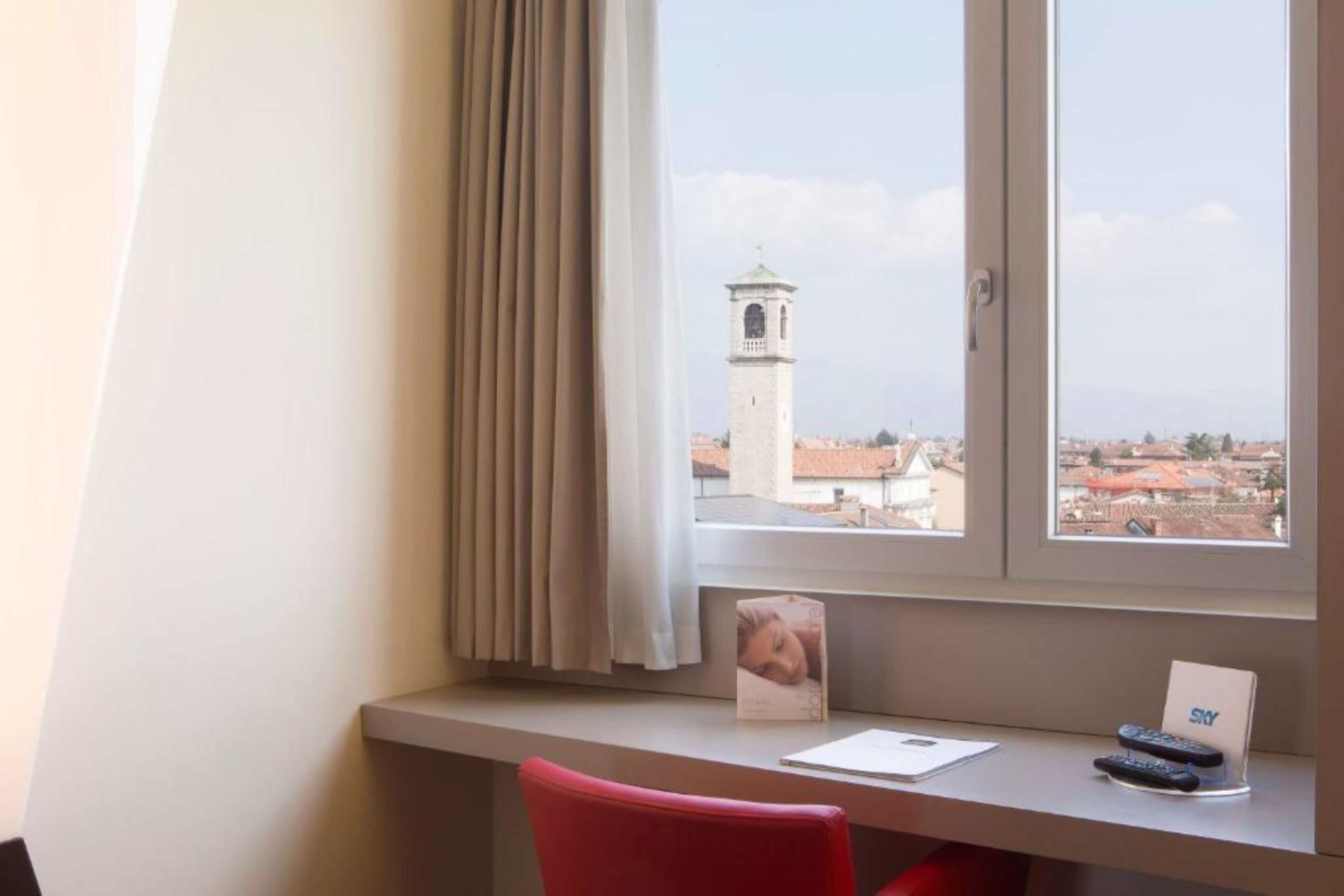 standard room, 1 queen bed | egyptian cotton sheets, minibar, in-room safe, desk