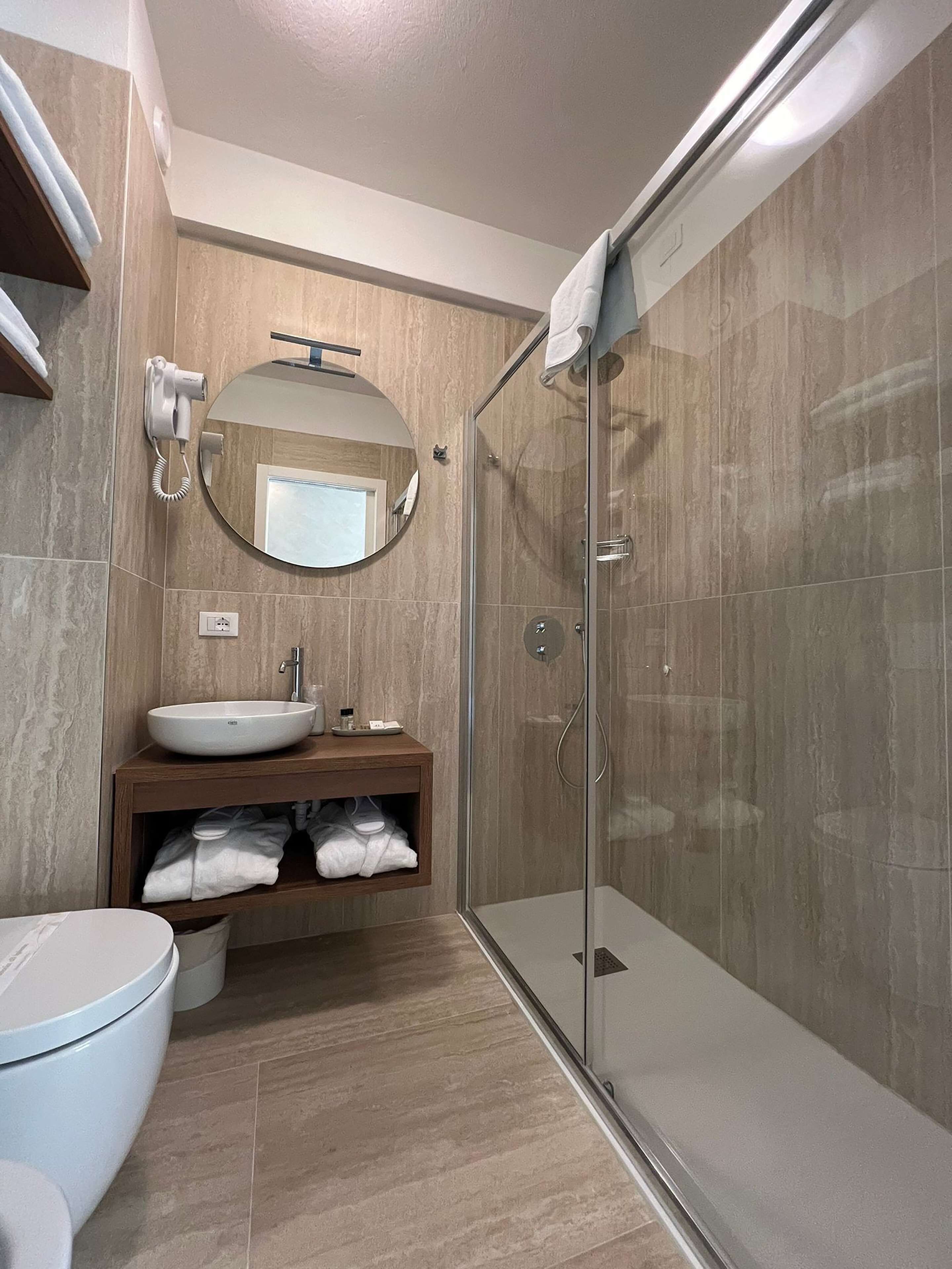 business room, 1 queen bed, non smoking | bathroom | shower, rainfall showerhead, free toiletries, hair dryer