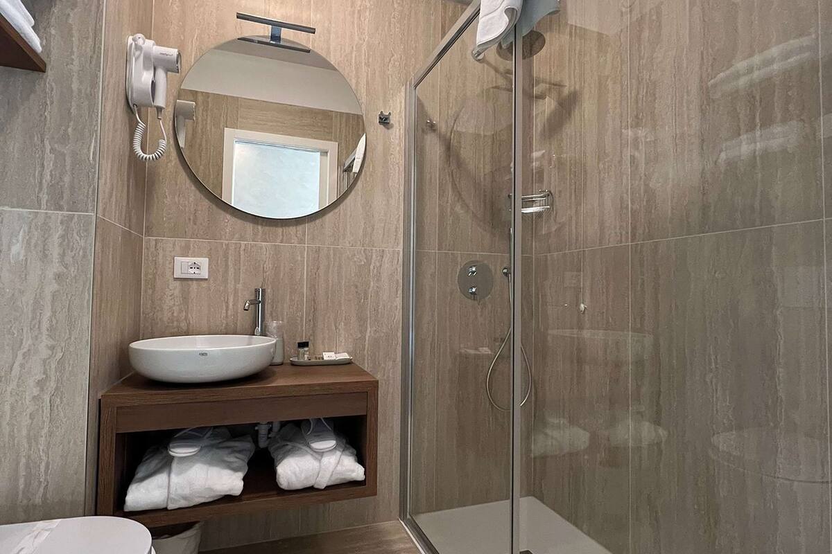 business room, 1 queen bed, non smoking | bathroom | shower, rainfall showerhead, free toiletries, hair dryer